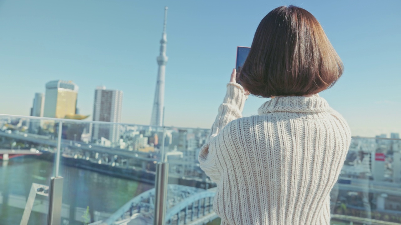 女性旅游博主在日本东京通过智能手机直播视频素材