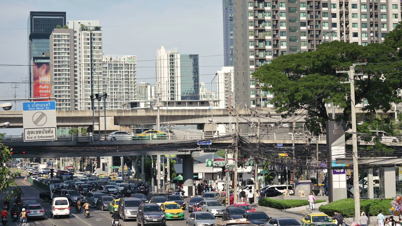 曼谷市中心拥挤的人群和交通堵塞视频素材