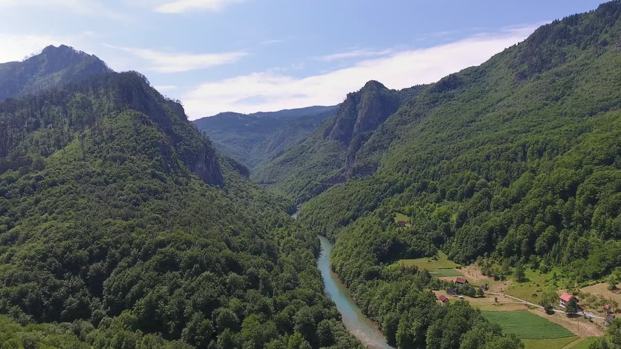 黑山北部塔拉河的鸟瞰图视频素材