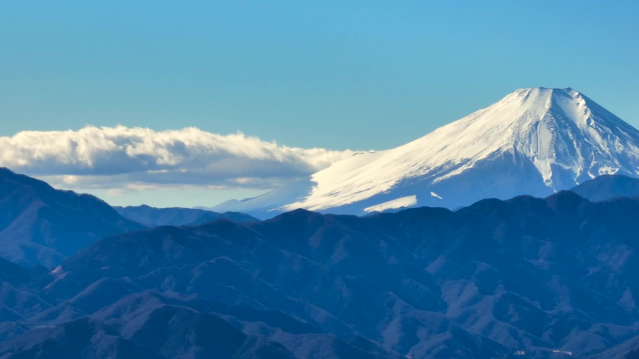 充满活力的富士山和美丽的蓝天视频素材