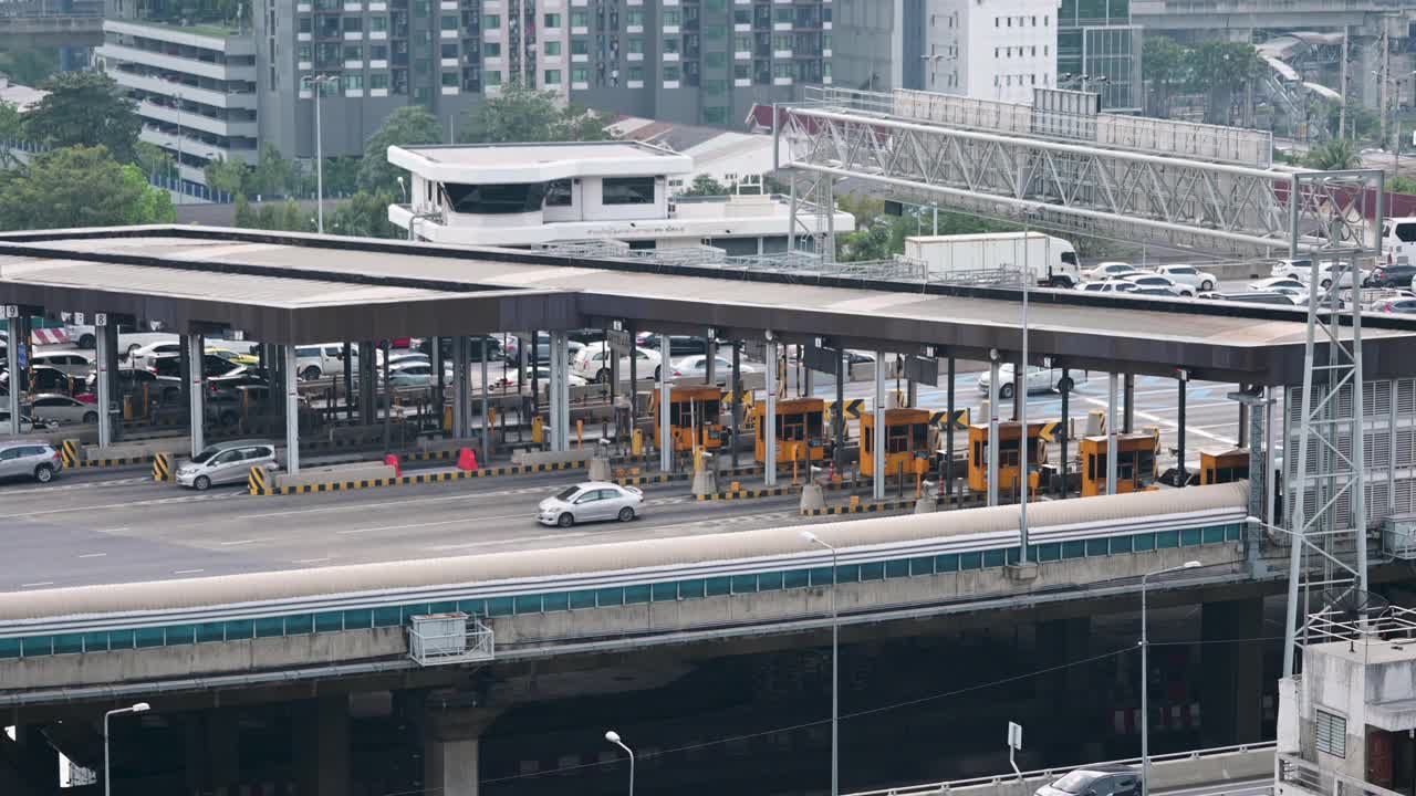 城市的城市景观天际线高峰时间汽车行驶在高速公路高峰时间与曼谷暮色的风景视频素材