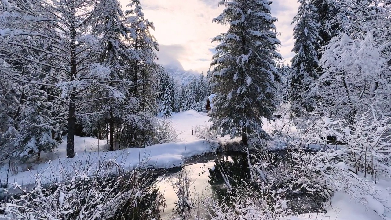 巍峨的山谷被白雪覆盖视频素材