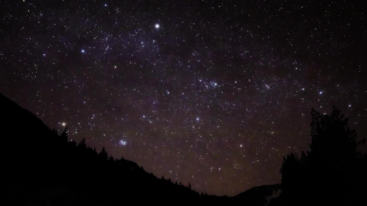 美丽的时间推移场景的远景与星空剪影山在森林视频素材