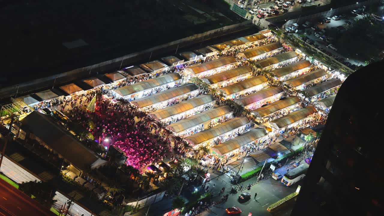 拥挤的游客享受泰国亚洲夜市视频素材