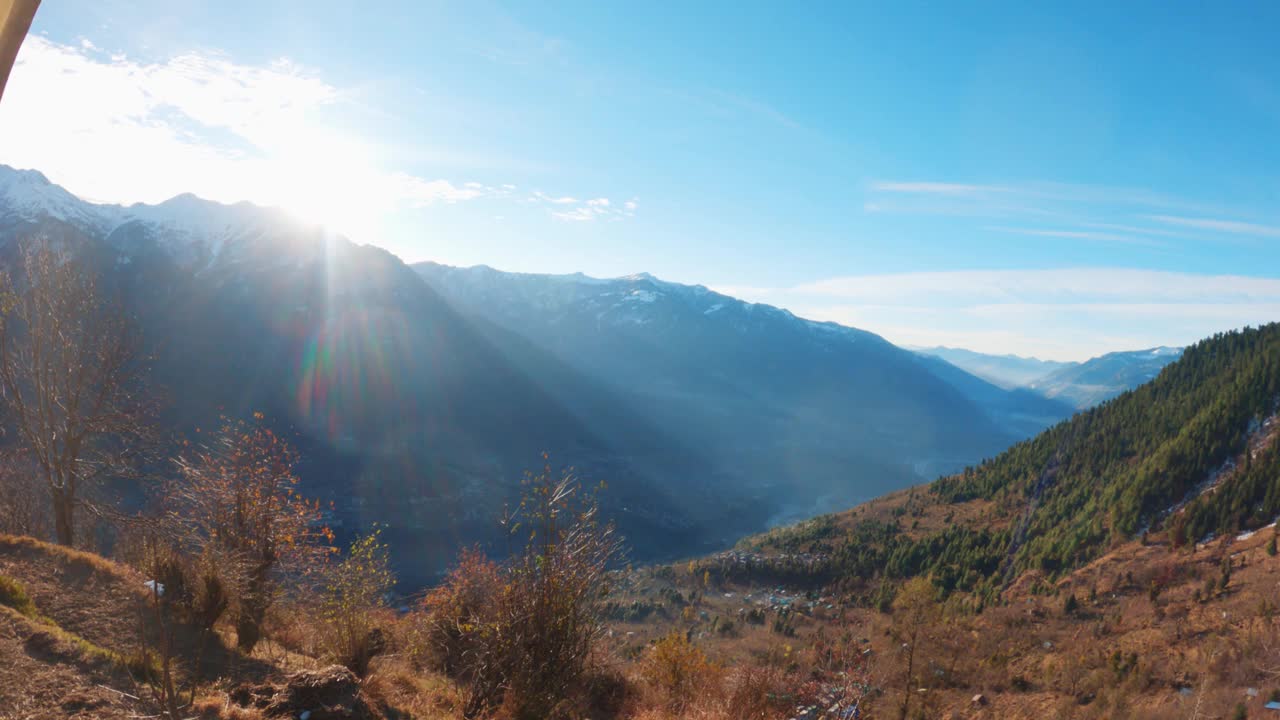 在印度喜马偕尔邦的马纳里，从山顶上看到的大雾早晨的Kullu山谷的4K镜头。自然雾蒙蒙的喜马拉雅山谷背景。早上的Kullu山谷。视频素材