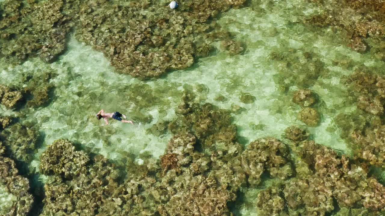 游客们在菲律宾爱尼多的泻湖上浮潜。视频素材