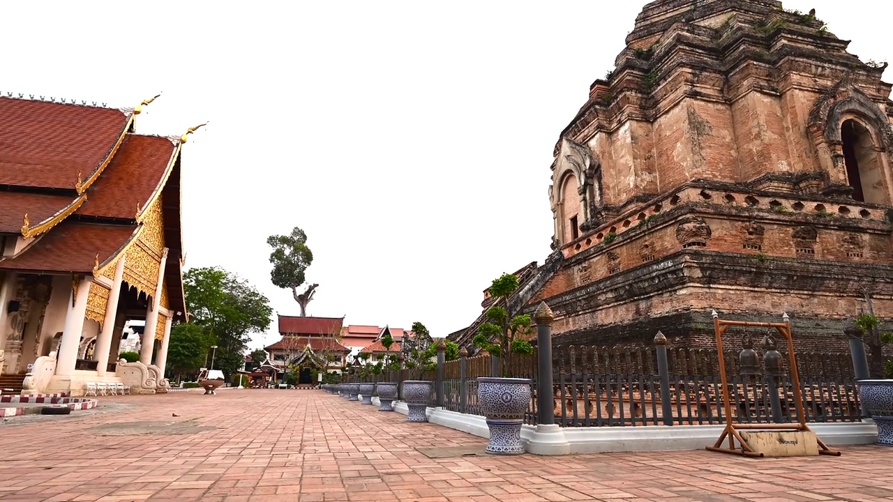 日落时分在Chedi Luang Varavihara寺的古塔的4k延时视频视频素材