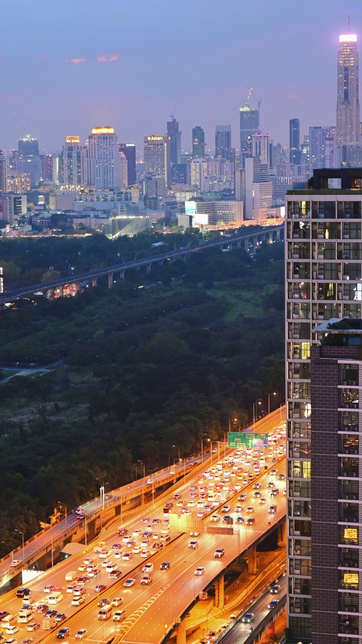 城市的城市景观天际线高峰时间汽车行驶在高速公路高峰时间与曼谷暮色的风景视频素材