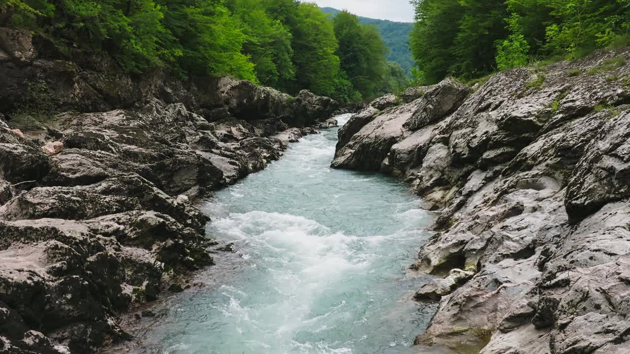 山河鸟瞰图。飞越高山峡谷。慢动作120帧/秒视频素材