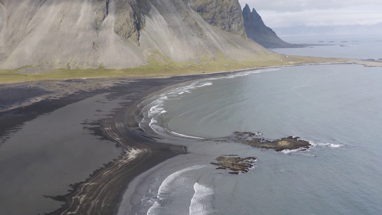 云层覆盖的veststrahorn山，Stokksnes，冰岛-无人机上升视频素材