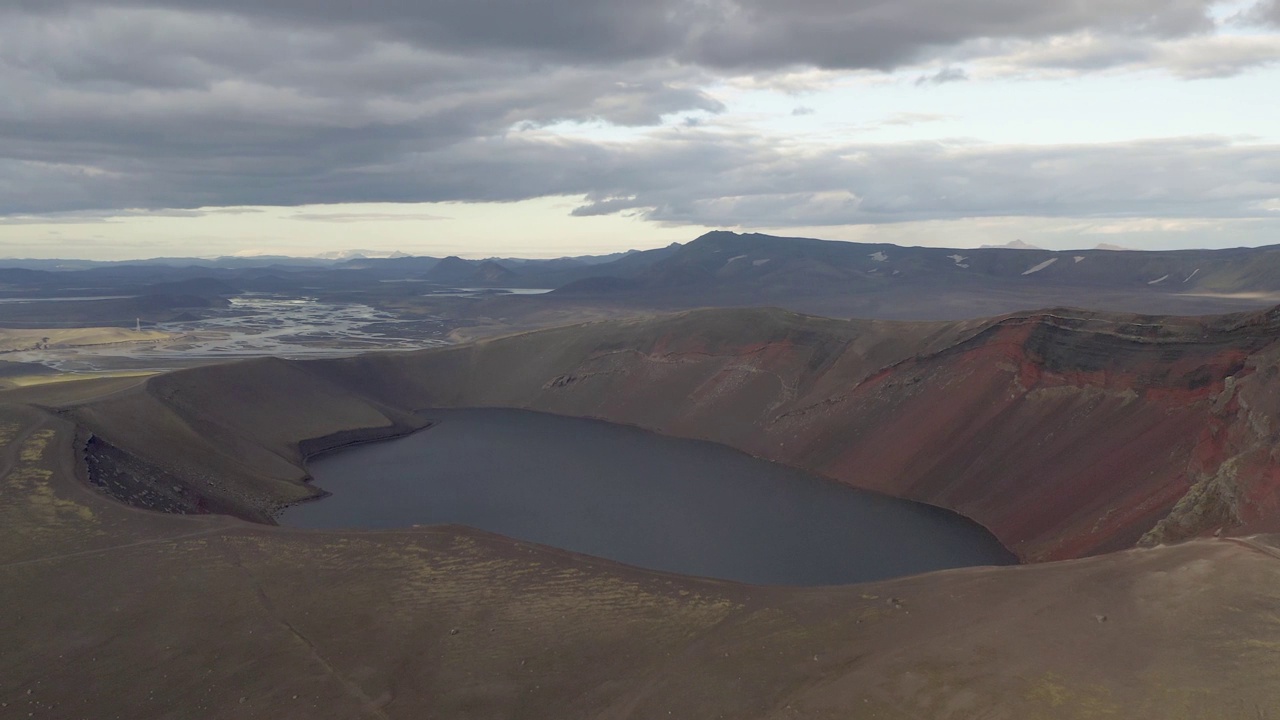 Aerial View Of Volcanic Crater Ljótipollur In The Highlands Of Iceland - drone shot视频素材