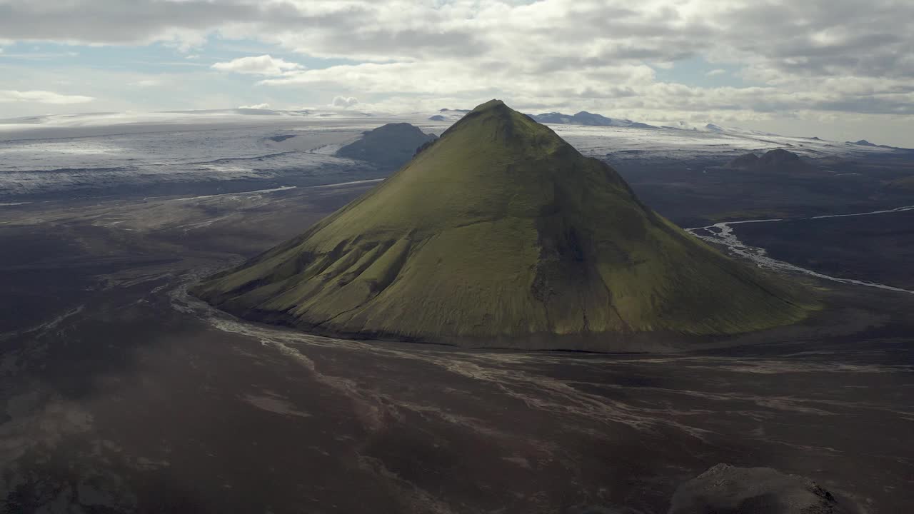 冰岛南部多云天空下的Maelifell火山——航拍视频素材