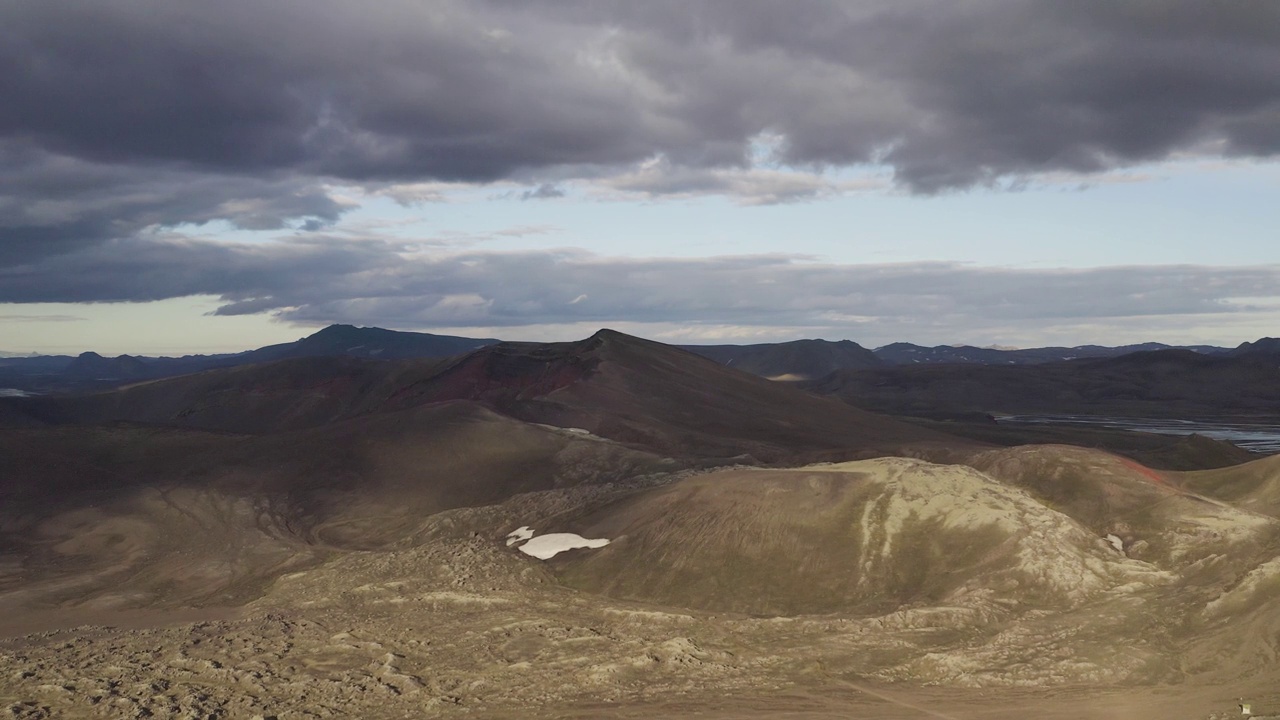 Flying Towards Ljótipollur Lake In Iceland On A Cloudy Day - drone shot视频素材