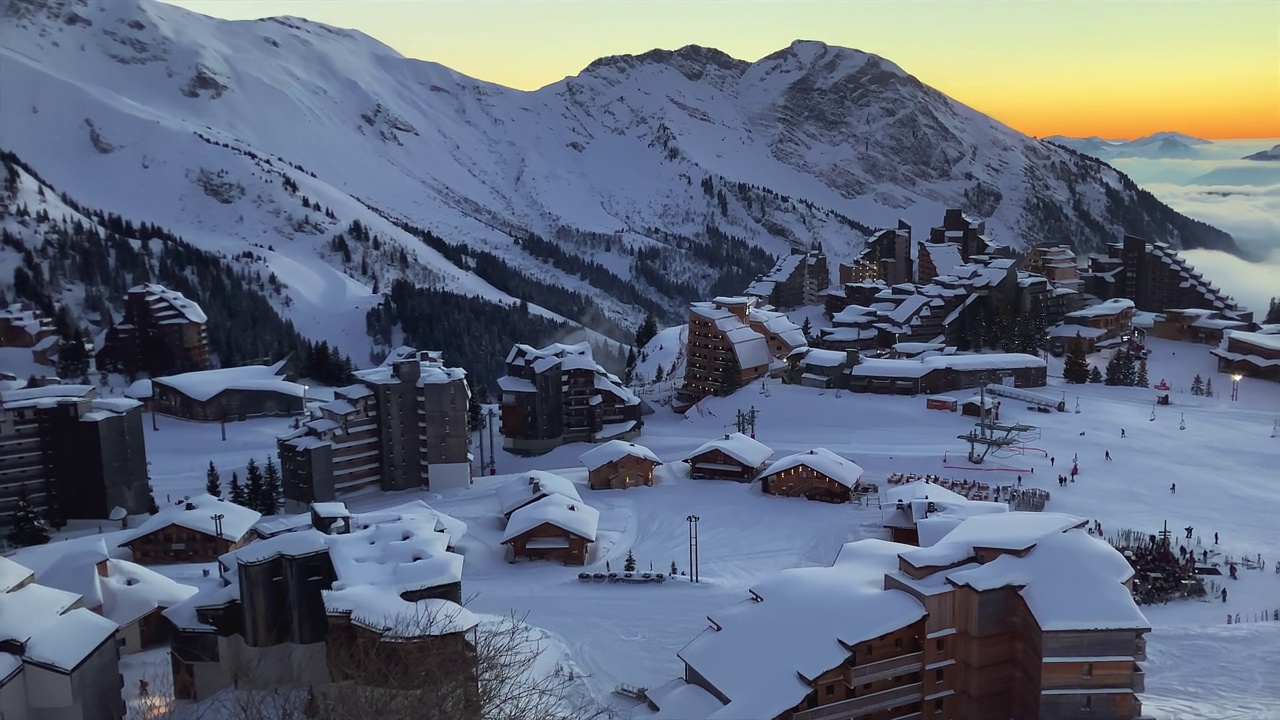 法国阿尔卑斯山Avoriaz滑雪场的美丽日落。平移。视频素材