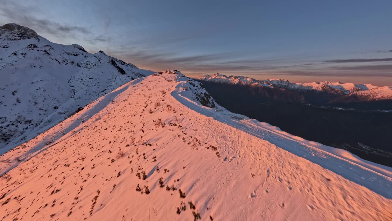 山雪景气象站峰顶电影天空日落日出太阳空中全景视图视频素材