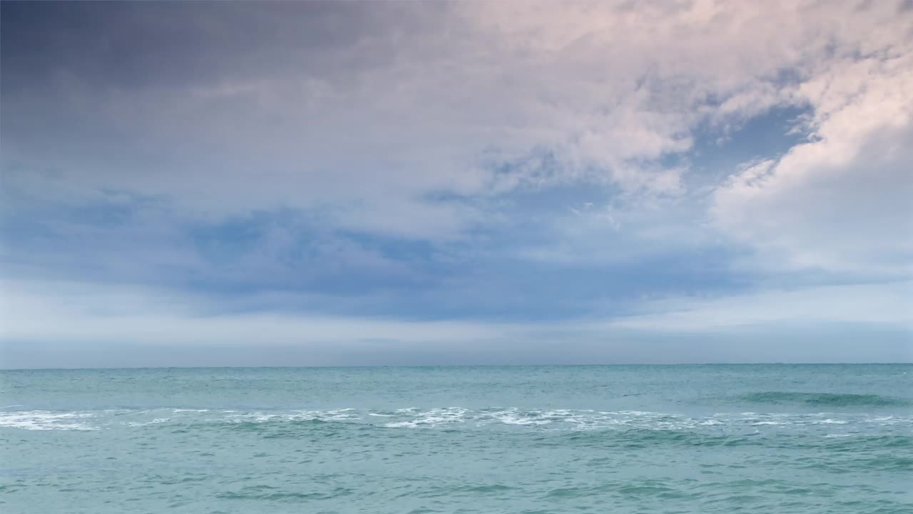 多风的海景和海浪视频素材