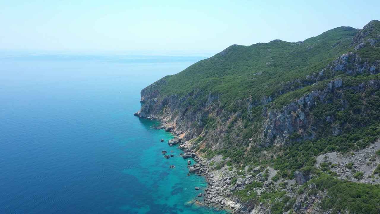 鸟瞰蓝绿色的海浪和奇妙的岩石海岸线视频素材