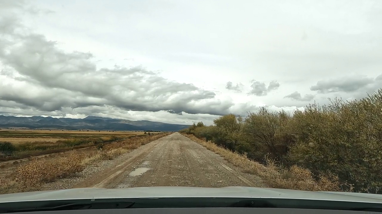 在乡村道路上行驶的汽车视频素材