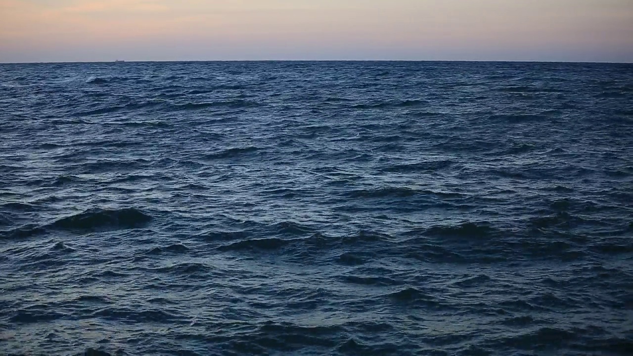 济州岛美丽的天空和平静的海浪视频素材