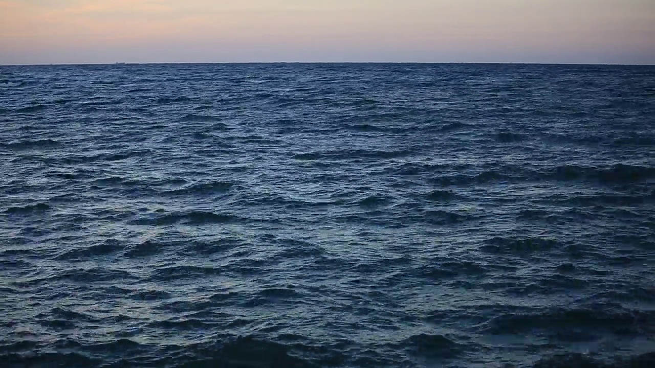 济州岛美丽的天空和平静的海浪视频素材