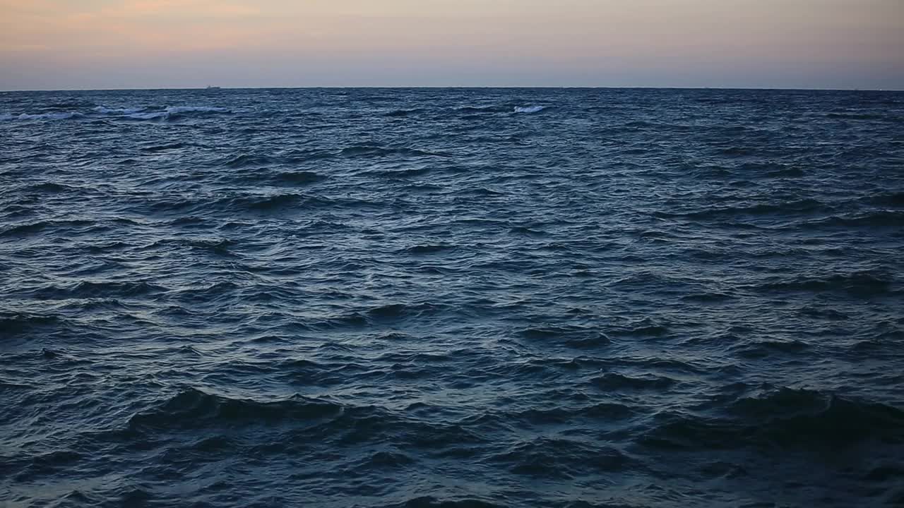 济州岛美丽的天空和平静的海浪视频素材