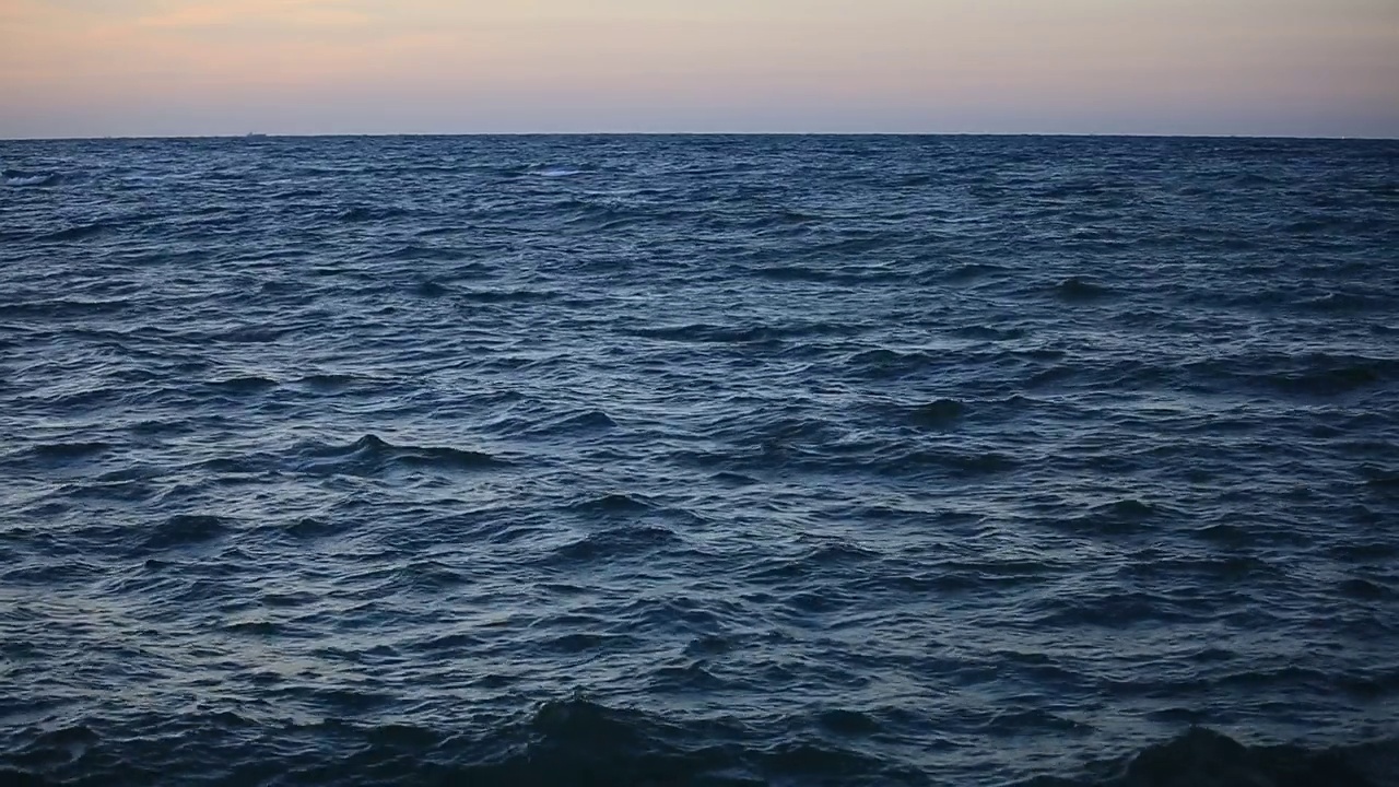 济州岛美丽的天空和平静的海浪视频素材