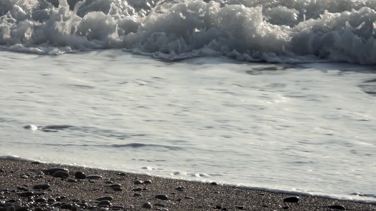 汹涌的大海。海浪。海浪的声音。视频素材