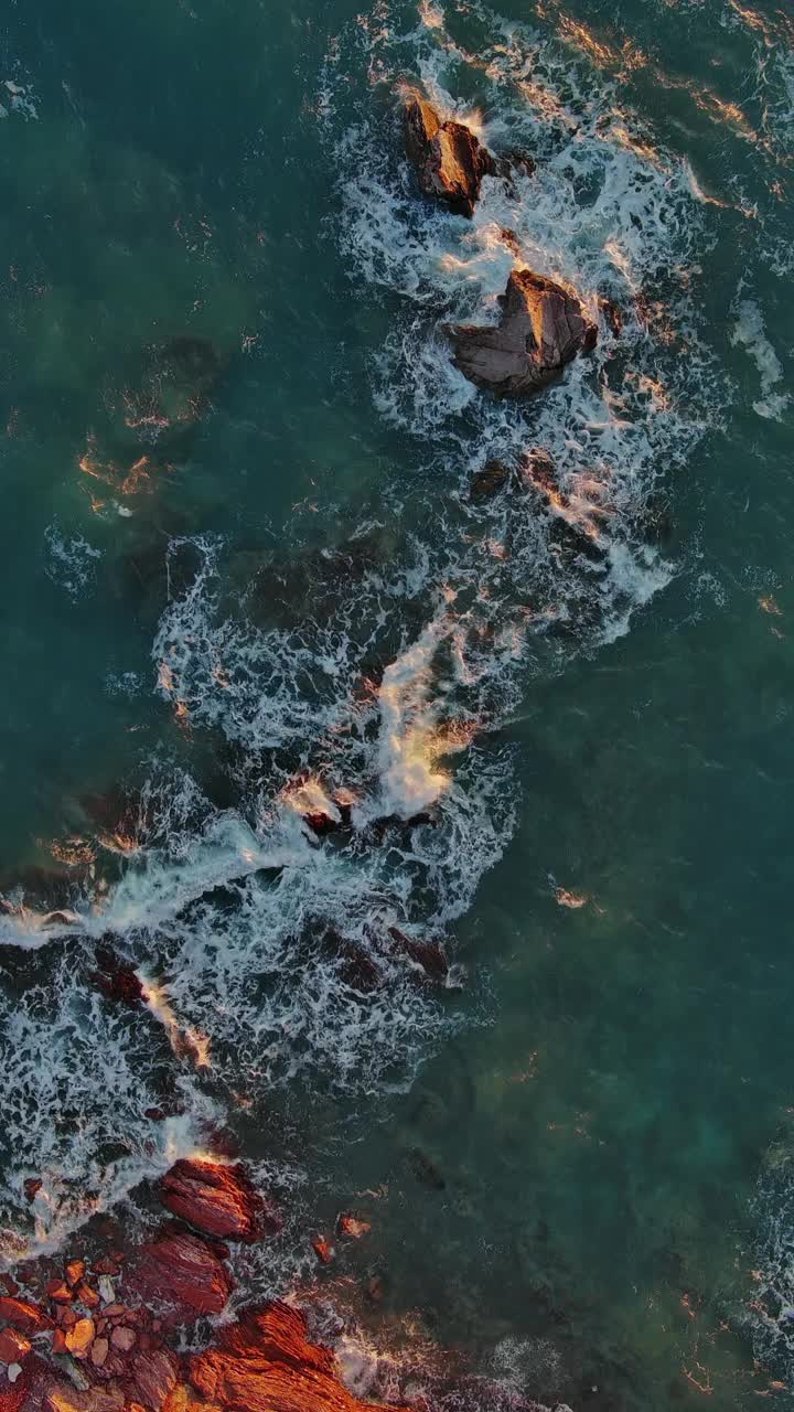 海波和红色岩石的俯视图视频素材