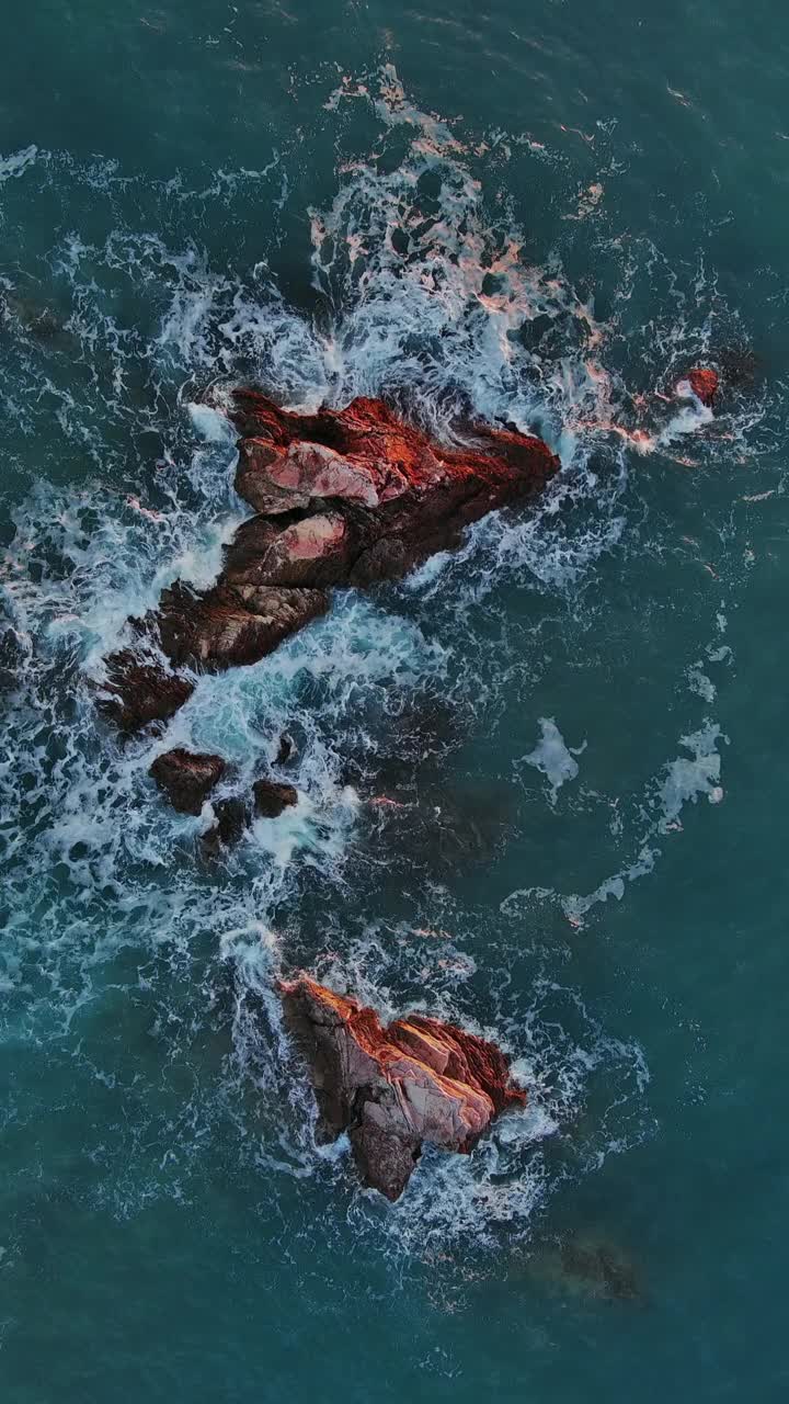 海波和岩石的顶部视图视频素材