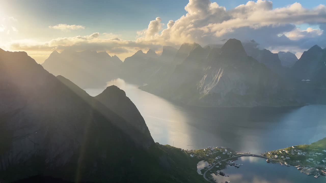 日落黄金时段的海边山脉从山顶拍摄。视频素材