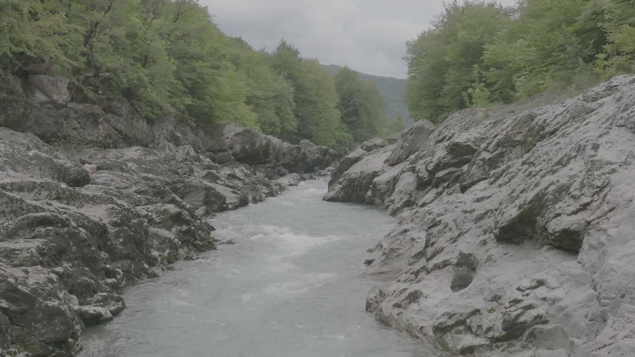 山间河流和公路的鸟瞰图。飞越高山峡谷。慢动作120帧，ProRes 422, 10位未分级大疆D-LOG视频视频素材