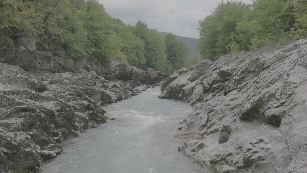 山间河流和公路的鸟瞰图。飞越高山峡谷。慢动作120帧，ProRes 422, 10位未分级大疆D-LOG视频视频素材