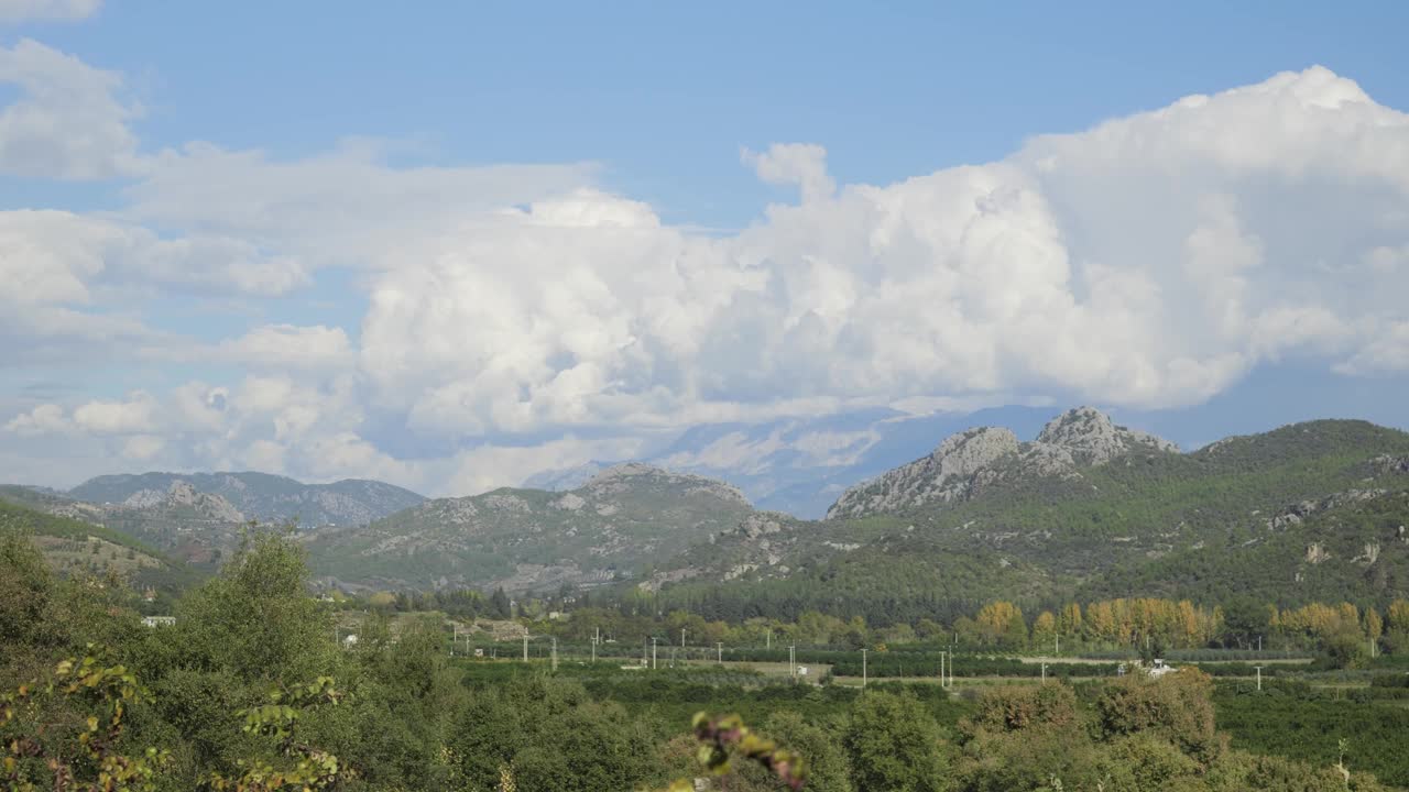 在一个阳光明媚的夏日，在她面前有山和路的风景。视频素材