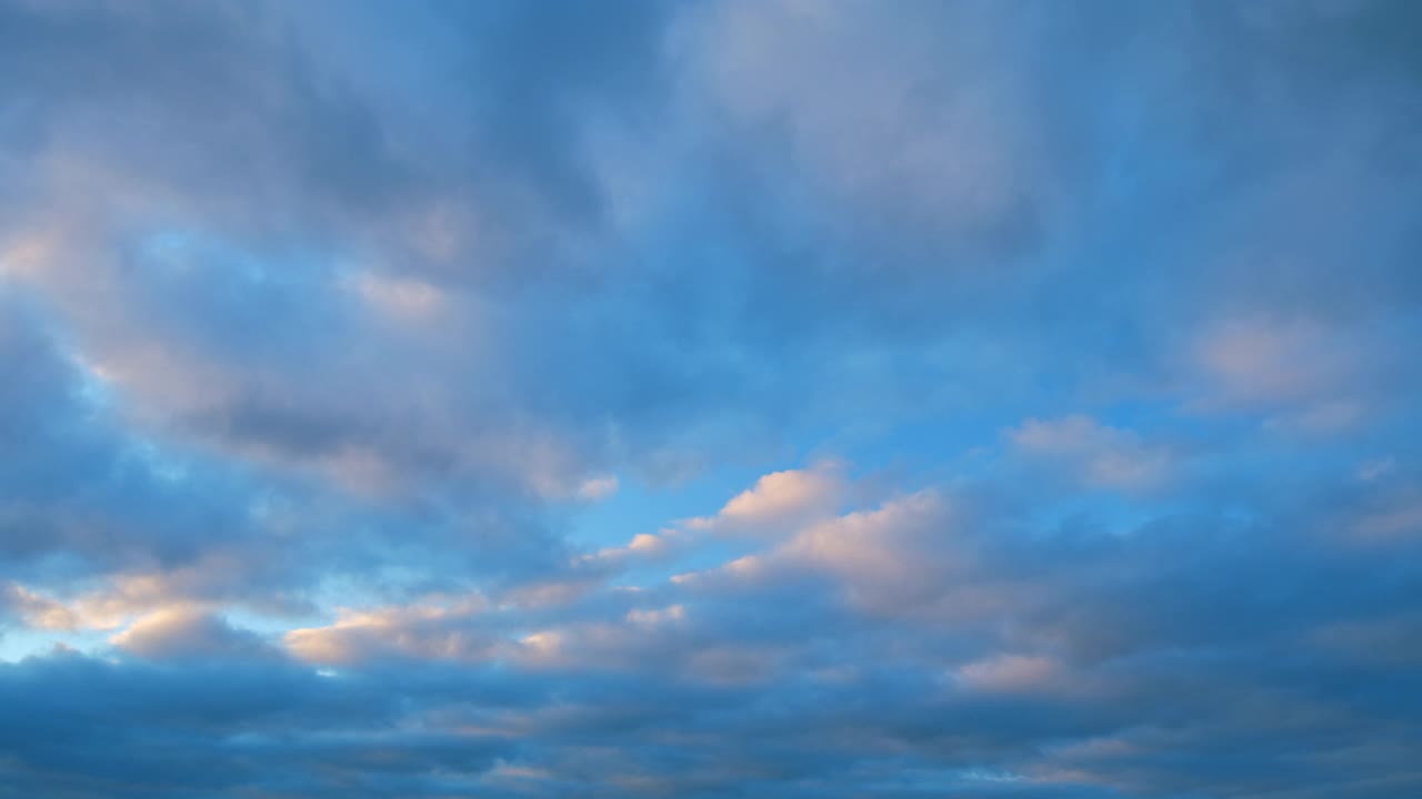 日落时分明亮的夜空的纹理。在燃烧的黎明云层的背景。间隔拍摄。视频素材