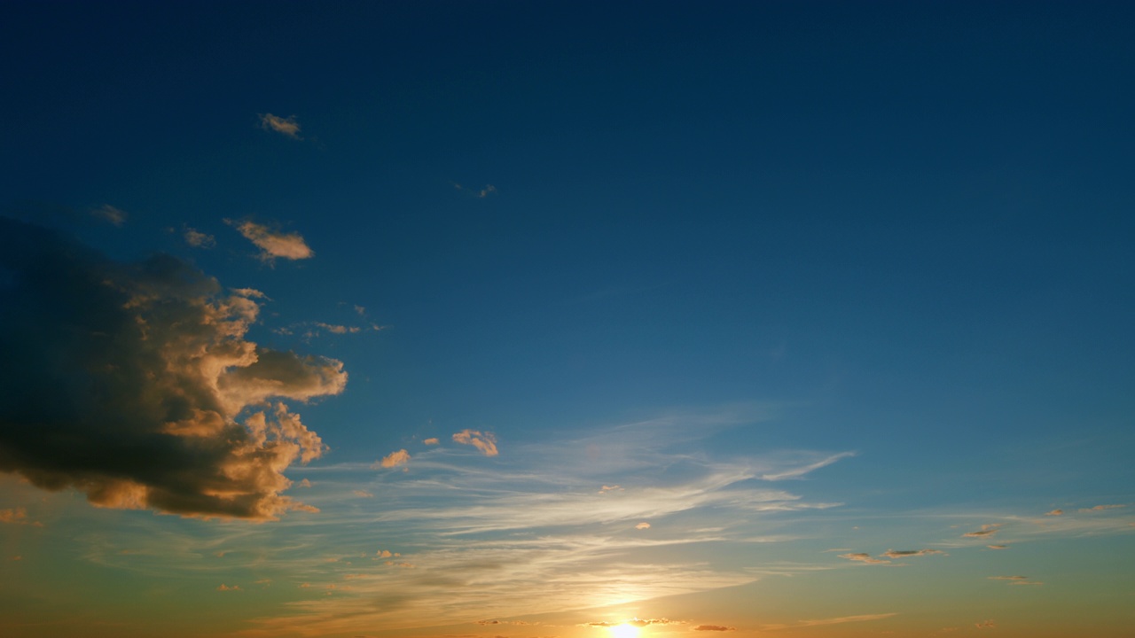 日落时分的夏日天空，有卷积云。热带夏季阳光下的云景。间隔拍摄。视频素材