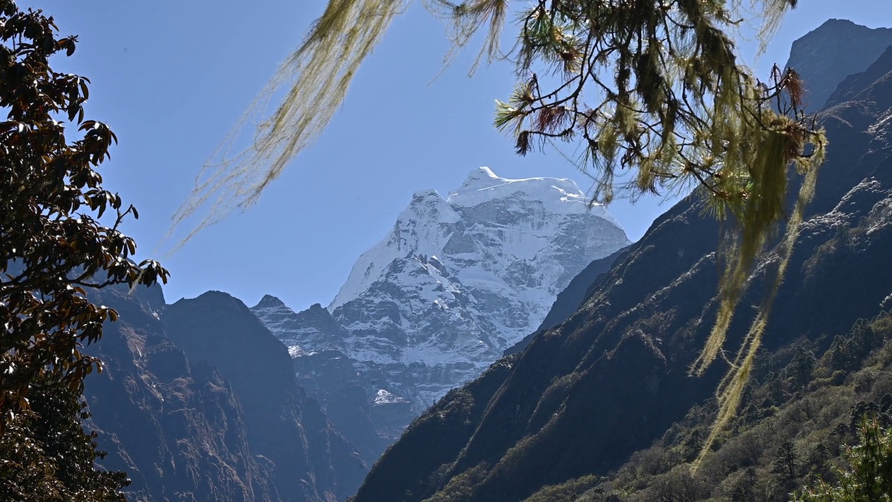 尼泊尔标志性的雪山“康加加”(6779米)的镜头。视频素材