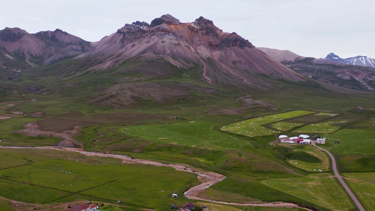 五彩缤纷的火山山与羊场在山谷，空中视频素材