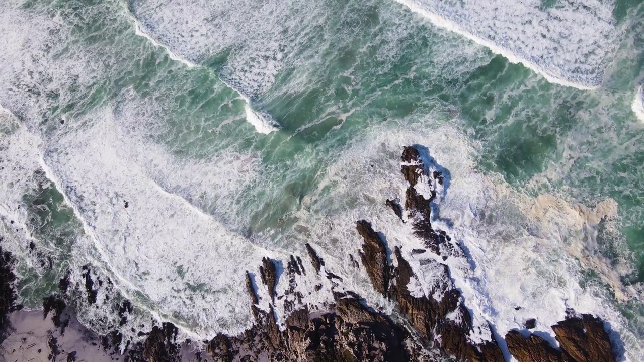 连绵不断的海浪撞击着海岸线上的岩石;Hermanus，南非视频素材