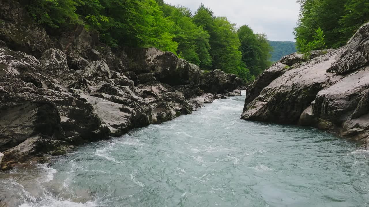 山河鸟瞰图。飞越高山峡谷。慢动作120帧/秒视频素材