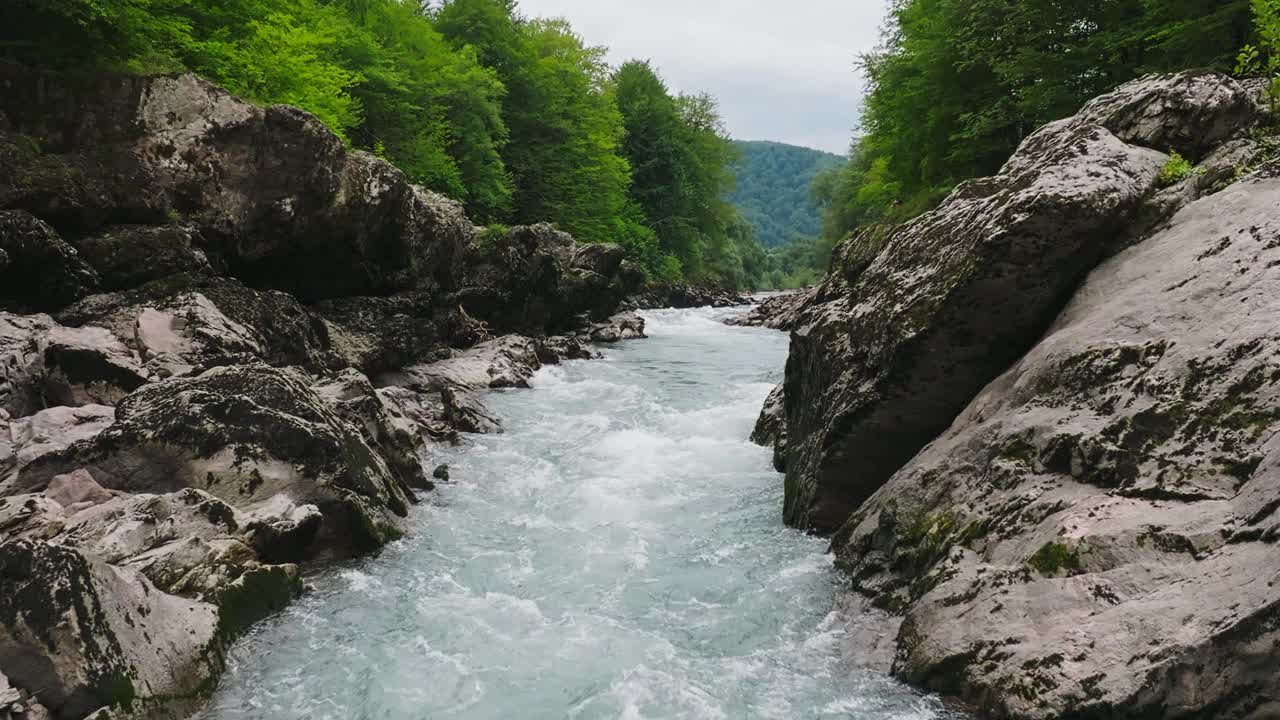 山河鸟瞰图。飞越高山峡谷。慢动作120帧/秒视频素材