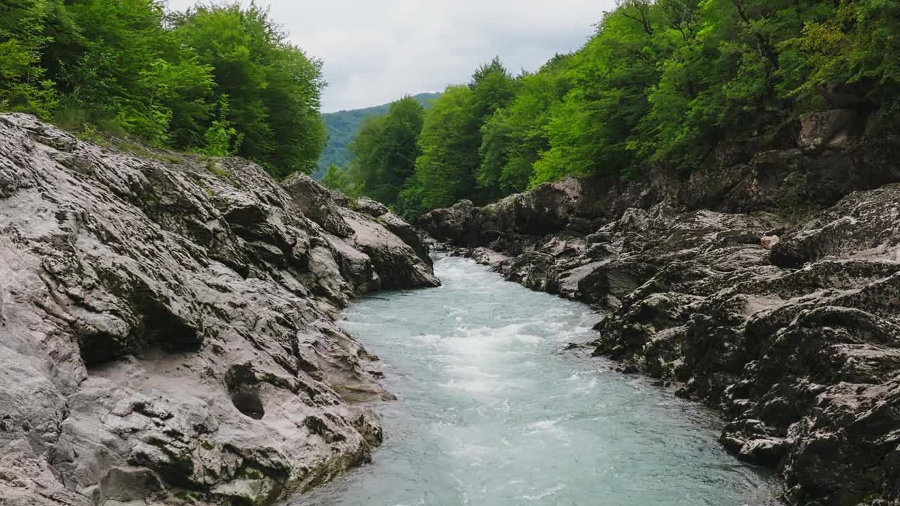 山河鸟瞰图。飞越高山峡谷。慢动作120帧/秒视频素材