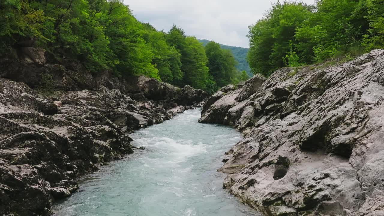 山河鸟瞰图。飞越高山峡谷。慢动作120帧/秒视频素材