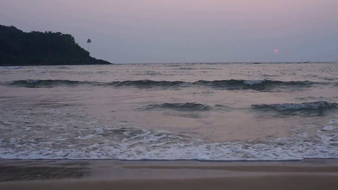 美丽的海景，海浪和日落时的岛屿视频素材