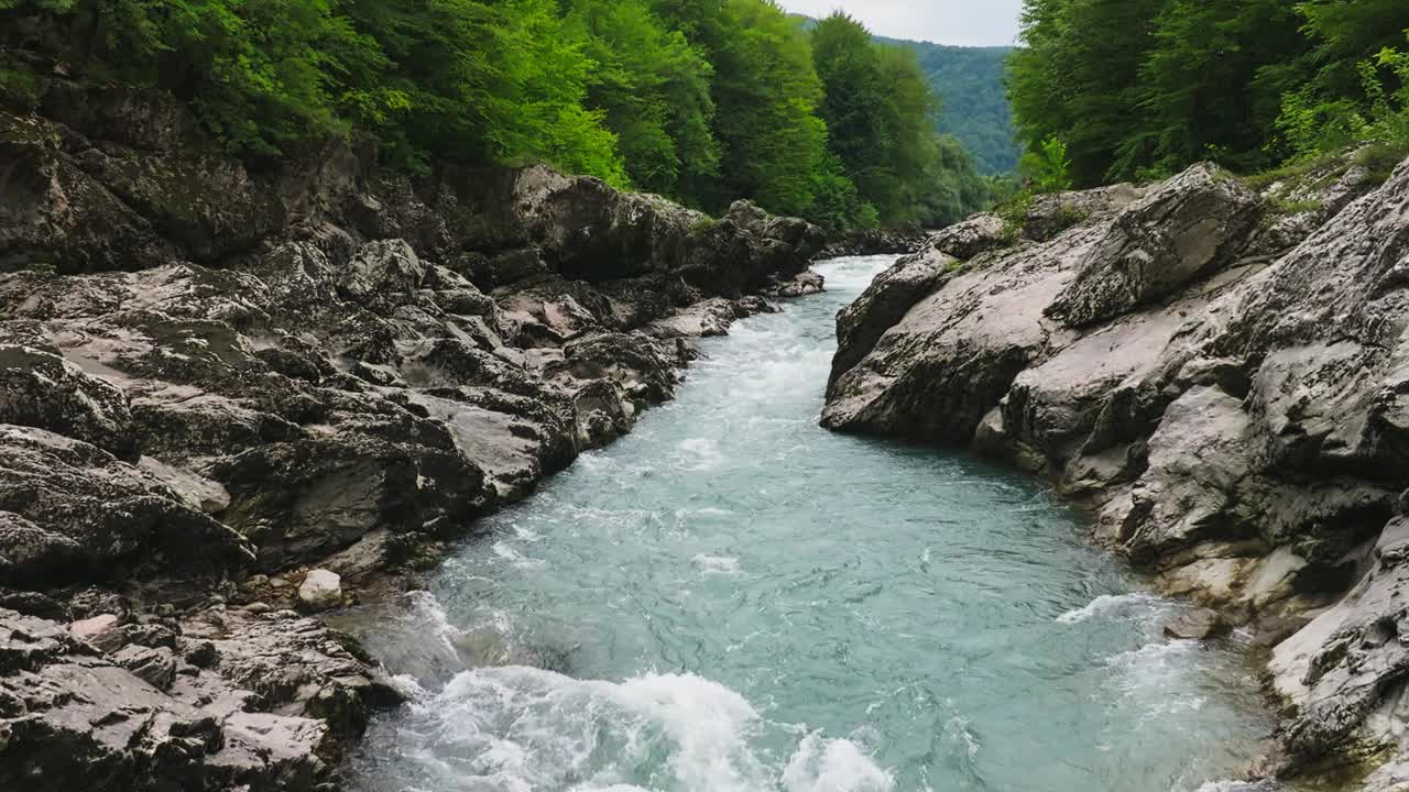 山河鸟瞰图。飞越高山峡谷。慢动作120帧/秒视频素材