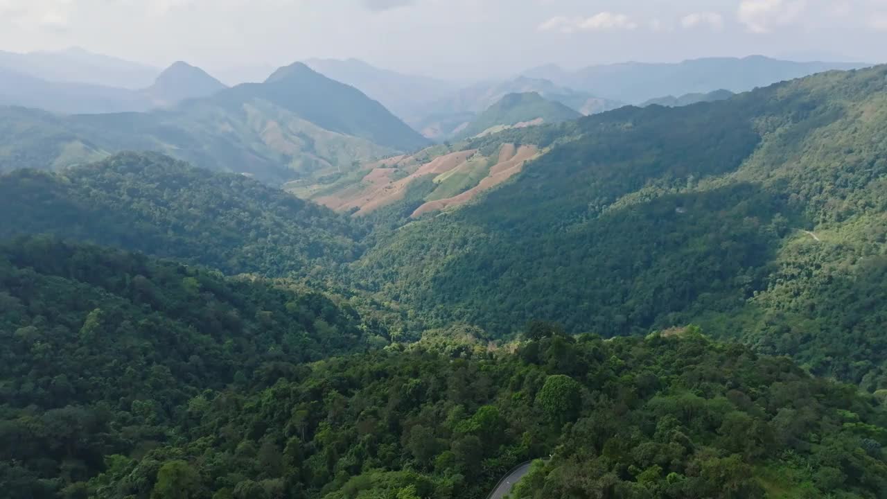 由无人机从空中拍摄的热带雨林，描绘了泰国自然、山脉和森林的风景。视频下载