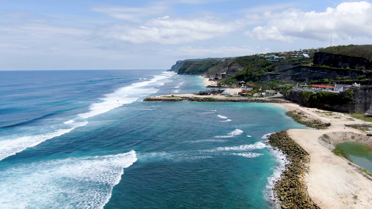 平静的海洋海岸线与海浪和沙滩在巴厘岛，鸟瞰图视频素材