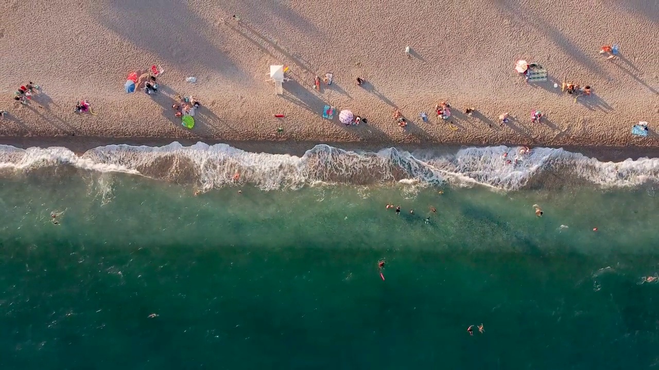 安塔利亚市的鸟瞰海滩。土耳其里维埃拉和夏季度假视频素材