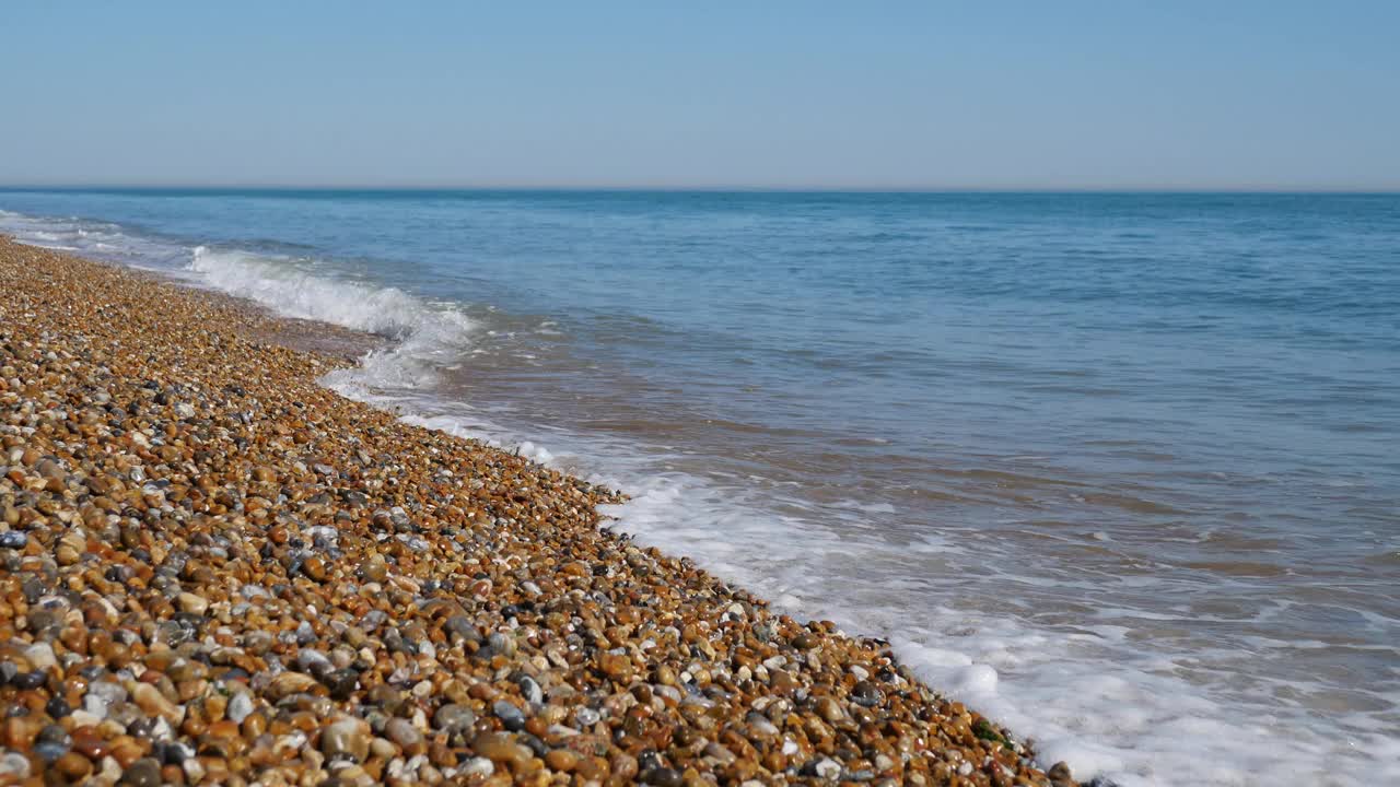 海浪拍打卵石滩视频素材