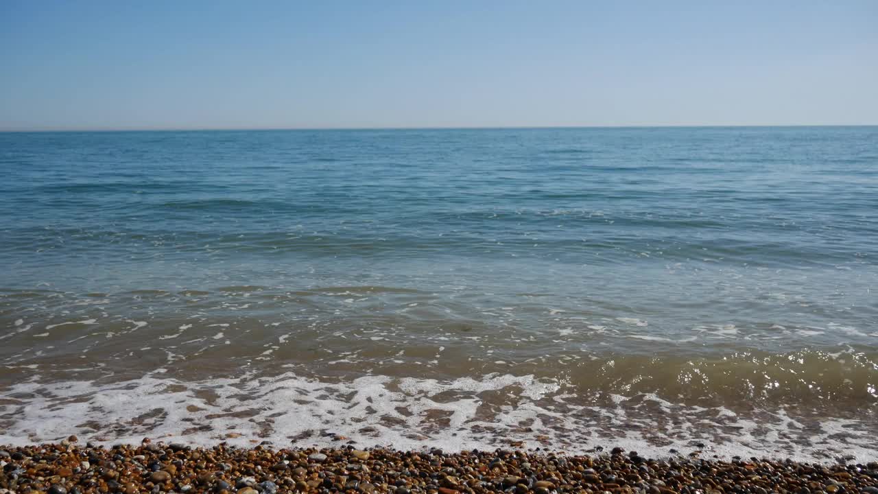 海浪拍打卵石滩视频素材