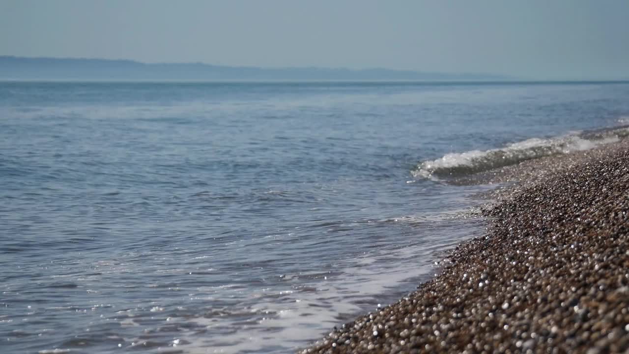 海浪拍打卵石滩视频素材